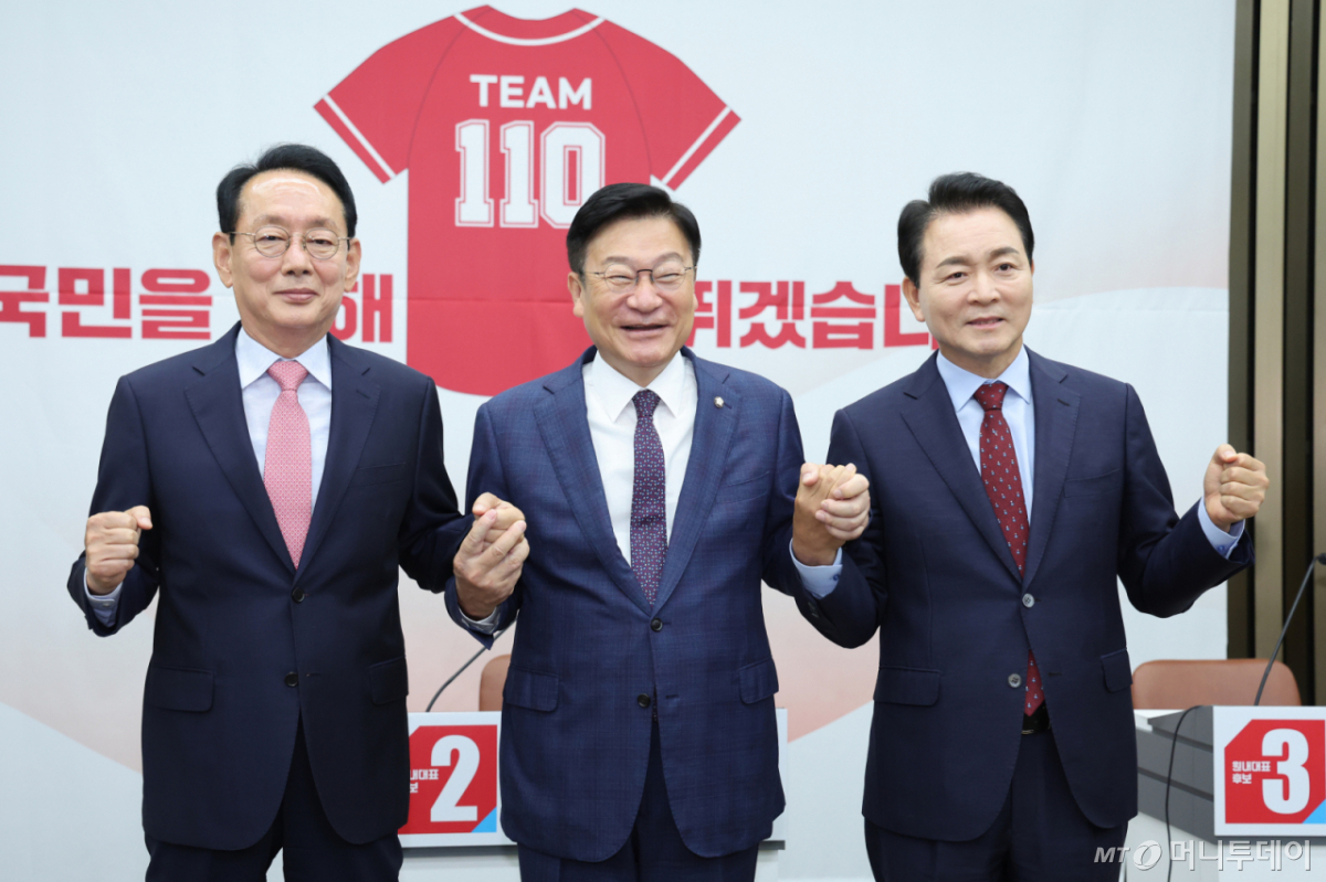 (서울=뉴스1) 신웅수 기자 = 김도읍(왼쪽부터), 정점식, 성일종 국민의힘 원내대표 후보가 10일 서울 여의도 국회에서 열린 원내대표 선출 의원총회에서 손을 맞잡고 있다. 2026.6.10/뉴스1 Copyright © 뉴스1. All rights reserved. 무단 전재 및 재배포, AI학습 이용 금지. /사진=(서울=뉴스1) 신웅수 기자