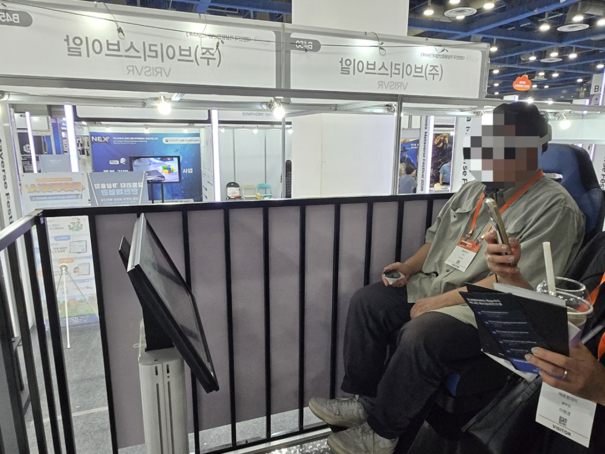 이동식 체험관을 체험하는 관람객의 모습./사진=이찬종 기자