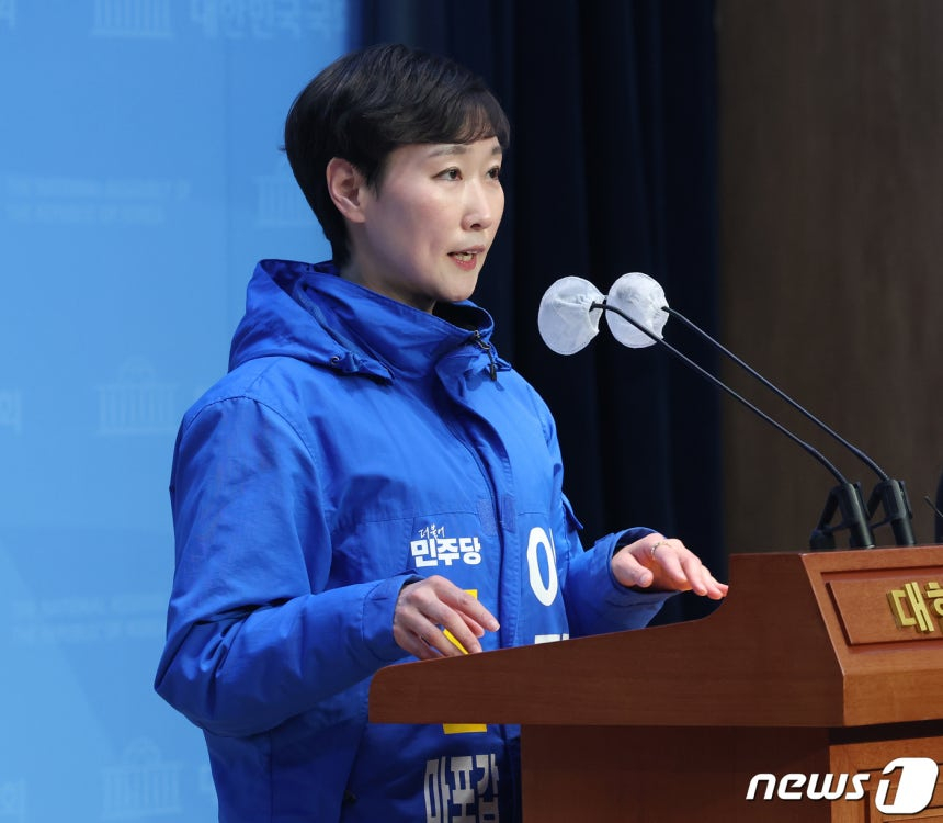 이지은 전 총경이 13일 서울 여의도 국회 소통관에서 제22대 총선 더불어민주당 마포갑 출마선언 기자회견을 하고 있다. 2024.3.13 ⓒ 뉴스1 송원영 기자