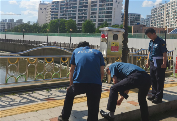 길우근 노원경찰서장(가운데)이 서울 노원구 월계1교 현장을 점검하고 있다./사진제공=서울 노원경찰서.