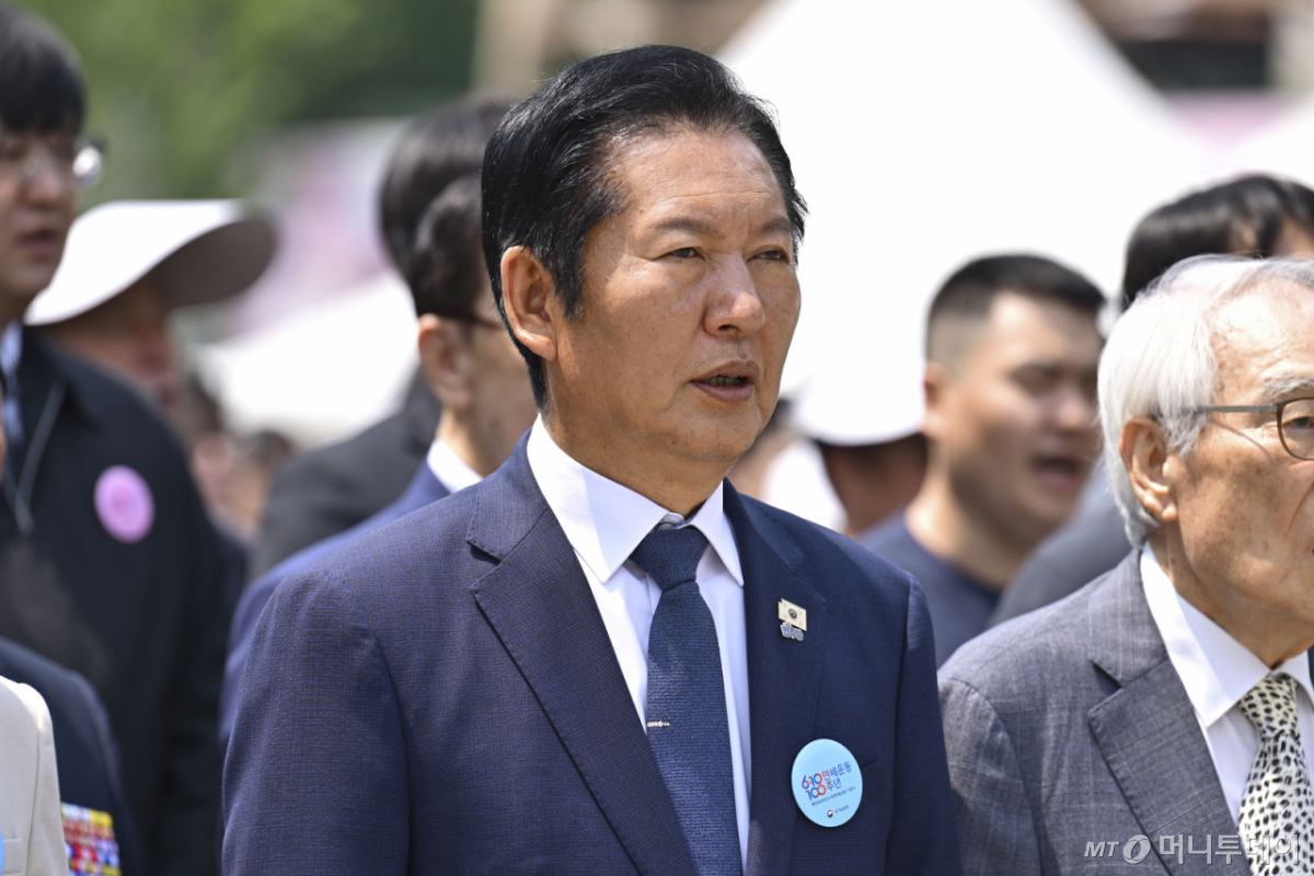 (서울=뉴스1) 김명섭 기자 = 10일 서울 종로구 광화문광장에서 열린 제100주년 6·10만세운동 기념식에 정청래 더불어민주당 대표가 애국가를 부르고 있다. (공동취재) 2026.6.10/뉴스1 Copyright © 뉴스1. All rights reserved. 무단 전재 및 재배포, AI학습 이용 금지. /사진=(서울=뉴스1) 김명섭 기자