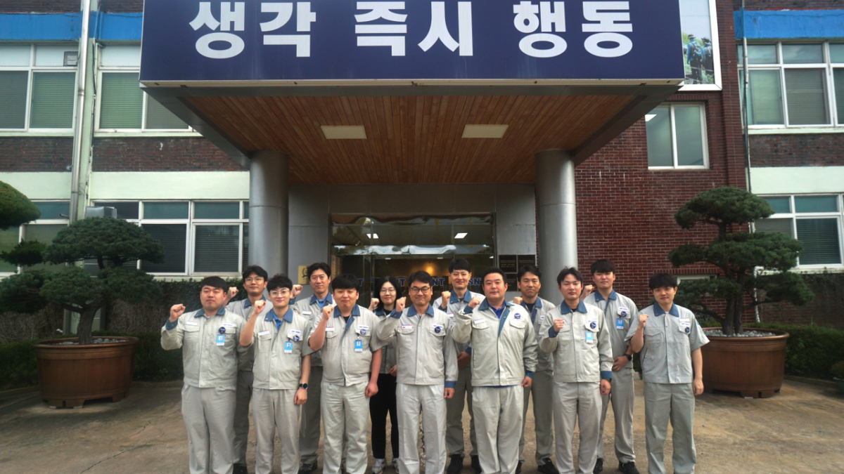 SNT다이내믹스 기술연구소의 품질분임조 히든챔피언이 경남도 품질분임조 경진대회에 출전하기 전 단체사진을 촬영하고 있다./사진제공=SNT다이내믹스