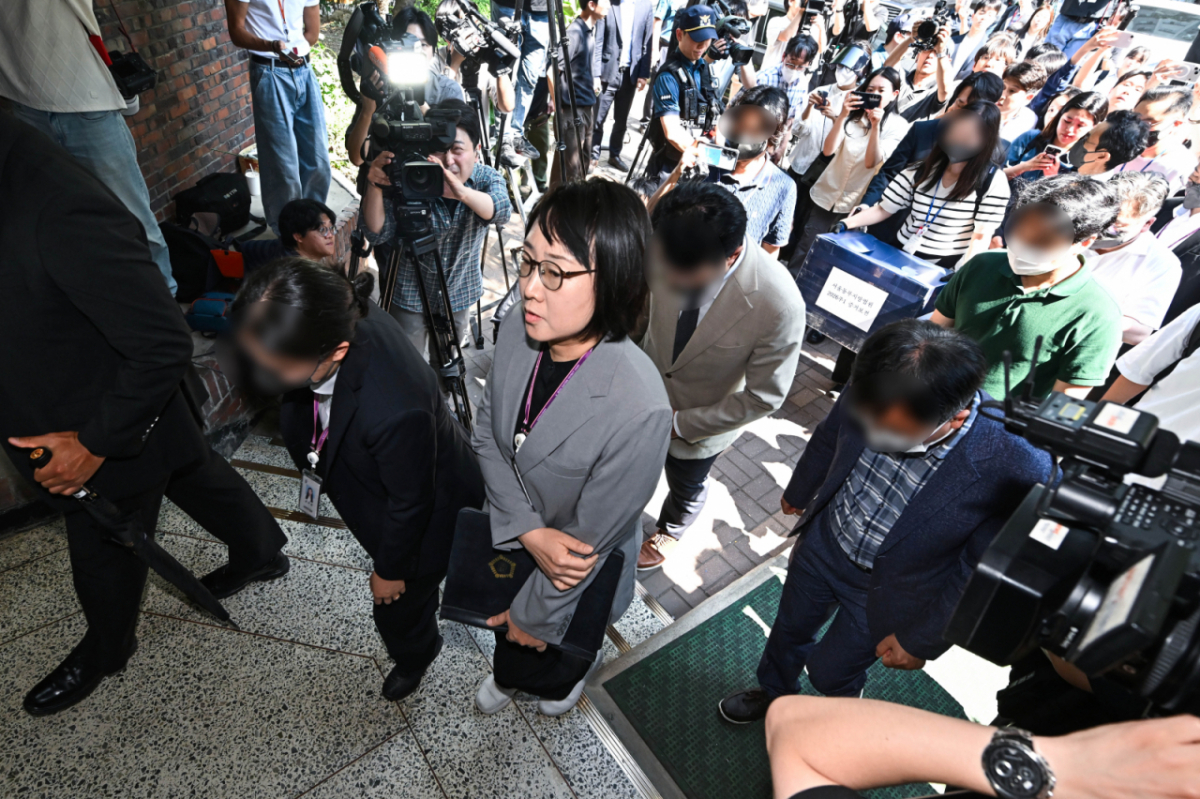 김지연 서울동부지방법원 부장판사와 관계자들이 10일 오후 투표용지 부족사태가 발생한 서울 송파구 잠실7동 제2투표소가 마련됐던 한 아파트 노인정의 현장 검증을 위해 현장에 진입하고 있다./사진=뉴스1.
