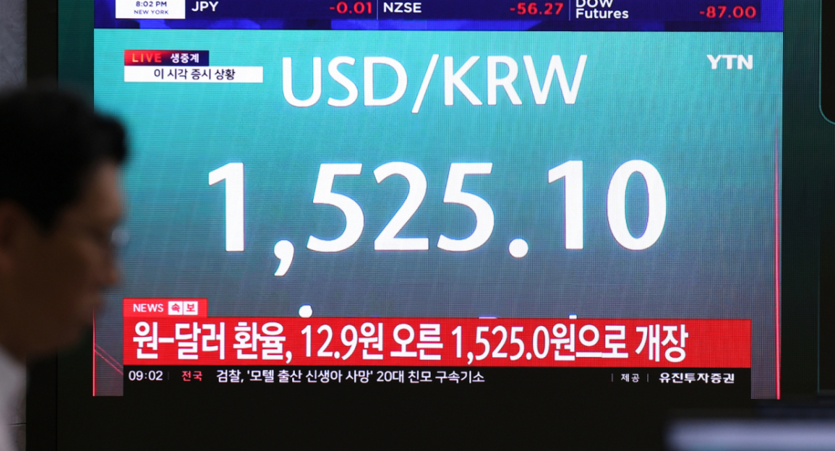 (서울=뉴스1) 오대일 기자 = 코스피가 장 초반 2%대 하락 출발한 10일 오전 서울 중구 하나은행 딜링룸 전광판에 환율 속보가 나오고 있다. 2026.6.10/뉴스1 Copyright © 뉴스1. All rights reserved. 무단 전재 및 재배포, AI학습 이용 금지. /사진=(서울=뉴스1) 오대일 기자
