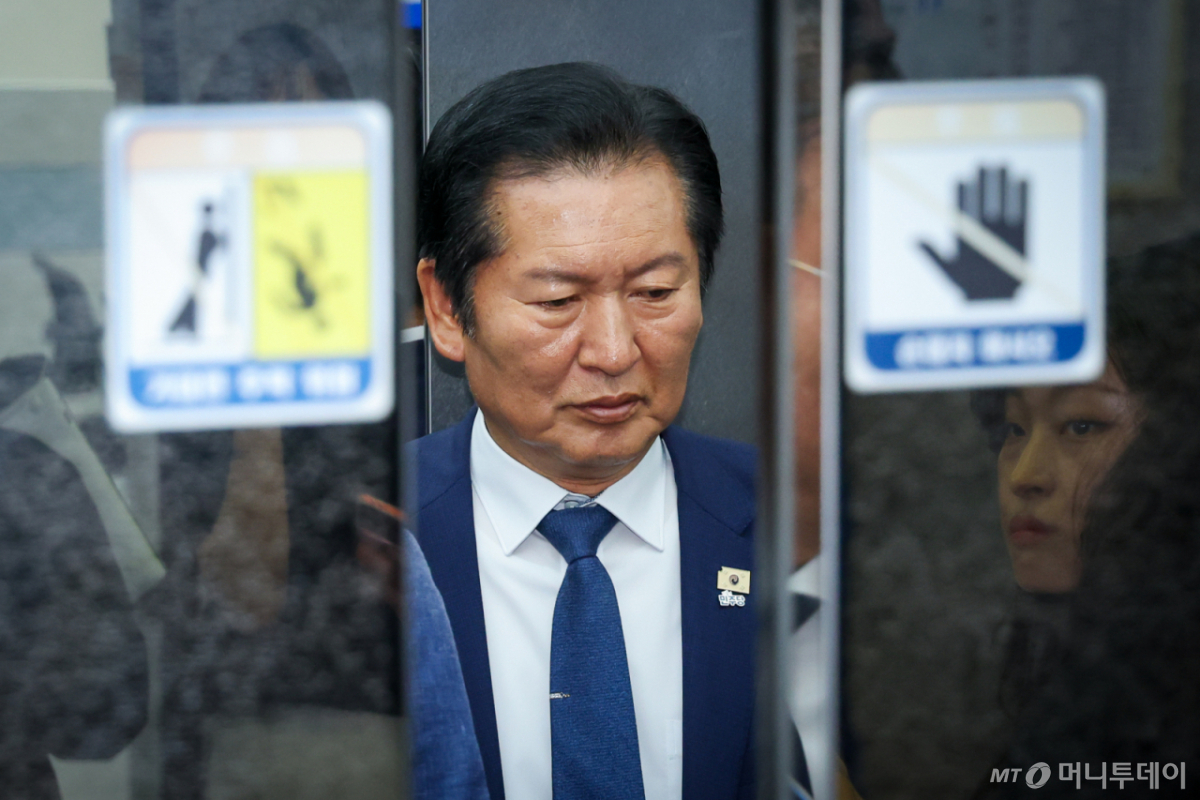 (서울=뉴스1) 안은나 기자 = 정청래 더불어민주당 대표가 10일 오전 서울 여의도 국회에서 최고위원회의를 마친 후 취재진 질문을 받으며 이동하고 있다. 2026.6.10/뉴스1 Copyright © 뉴스1. All rights reserved. 무단 전재 및 재배포, AI학습 이용 금지. /사진=(서울=뉴스1) 안은나 기자