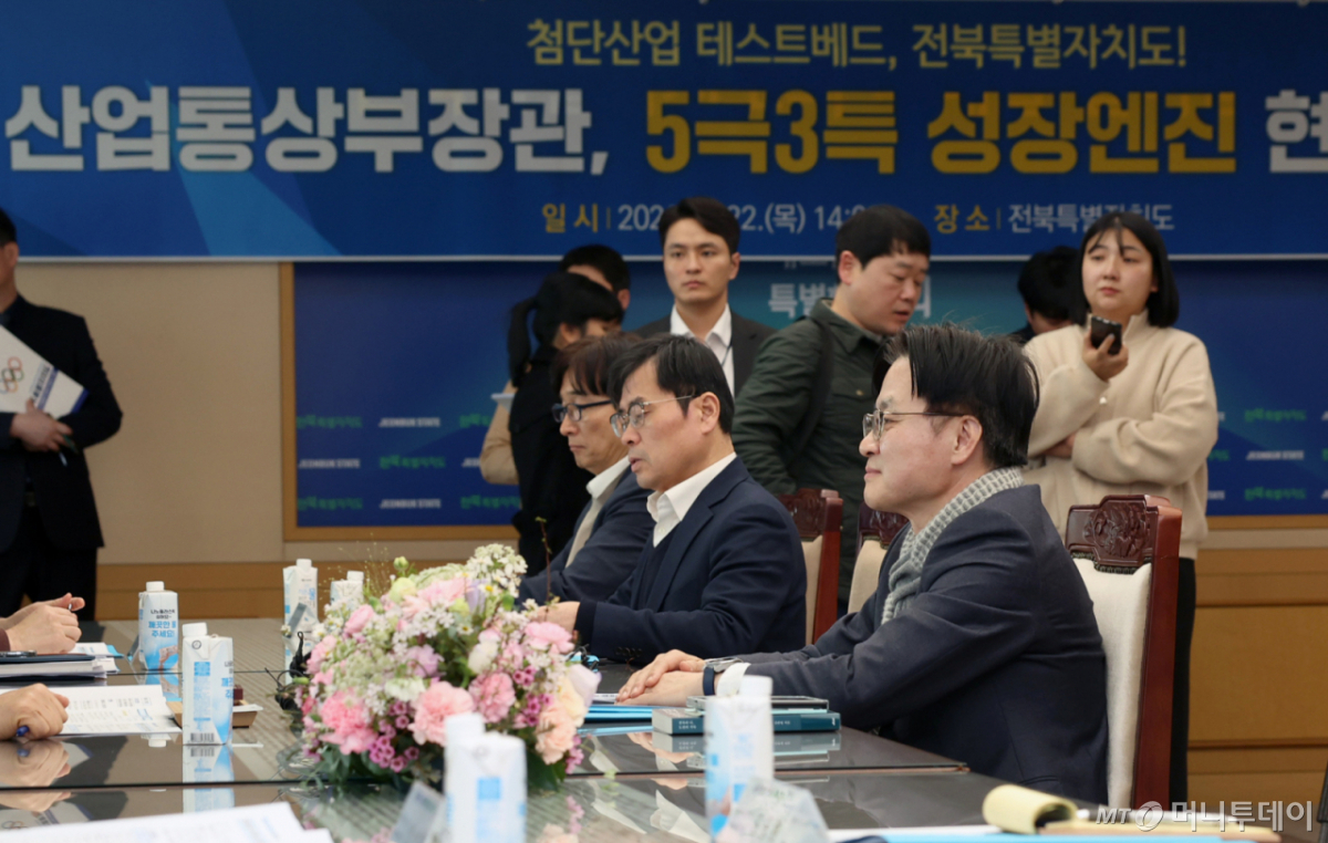 (서울=뉴스1) = 김정관 산업통상부 장관이 22일 오후 전북특별자치도청에서 김관영 전북특별자치도 도지사와 면담을 하고 있다. (산업통상부 제공. 재판매 및 DB 금지) 2026.1.22/뉴스1 Copyright © 뉴스1. All rights reserved. 무단 전재 및 재배포, AI학습 이용 금지.