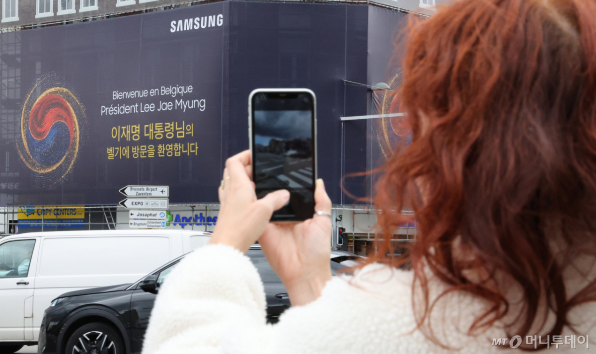 (브뤼셀(벨기에)=뉴스1) 허경 기자 = 10일(현지시간) 벨기에 브뤼셀 한 호텔 외벽에 순방에 나선 이재명 대통령을 환영하는 광고가 게시돼 있다. 2026.6.10/뉴스1 Copyright © 뉴스1. All rights reserved. 무단 전재 및 재배포, AI학습 이용 금지. /사진=(브뤼셀(벨기에)=뉴스1) 허경 기자