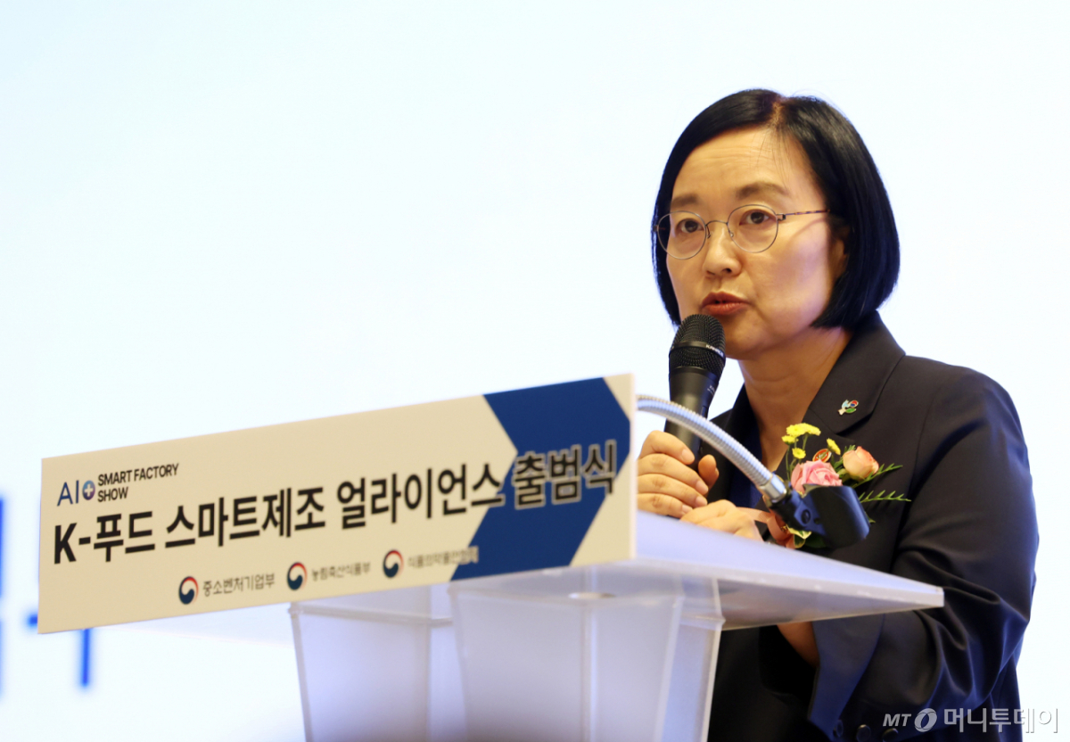 국무총리 후보자인 한성숙 중소벤처기업부 장관이 10일 오후 서울 강남구 코엑스에서 열린 'K-푸드 스마트제조 얼라이언스 출범식'에 참석해 인사말을 하고 있다. /사진=뉴시스.