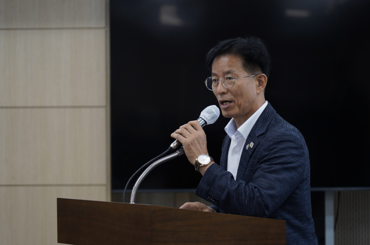 방용승 민주평화통일자문회의 사무처장이 10일 서울 중구 민주평통 사무처에서 열린 기자간담회에서 하반기 사업계획을 설명하고 있다./사진제공=민주평통