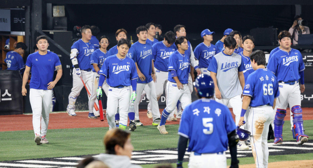 삼성 마지막타자 구자욱과 선수들이 10일 수원KT위즈파크에서 열리는 2026KBO리그 삼성라이온즈와 KT 위즈 경기에서 패한후 아쉬운 발걸음으로 퇴장하고 있다. 2026.06.10. /사진=강영조 cameratalks@