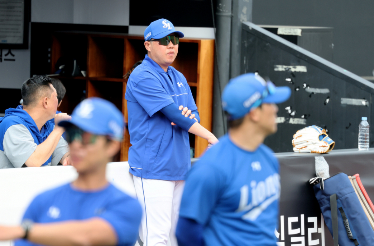 삼성 박진만 감독이 9일 수원KT위즈파크에서 열리는 2026KBO리그 삼성라이온즈와 KT 위즈 경기를 앞두고 훈련하는 선수들을 살피고 있다. 삼성은 KT에 반게임 뒤진 3위다. 2026.06.09. /사진=강영조 cameratalks@