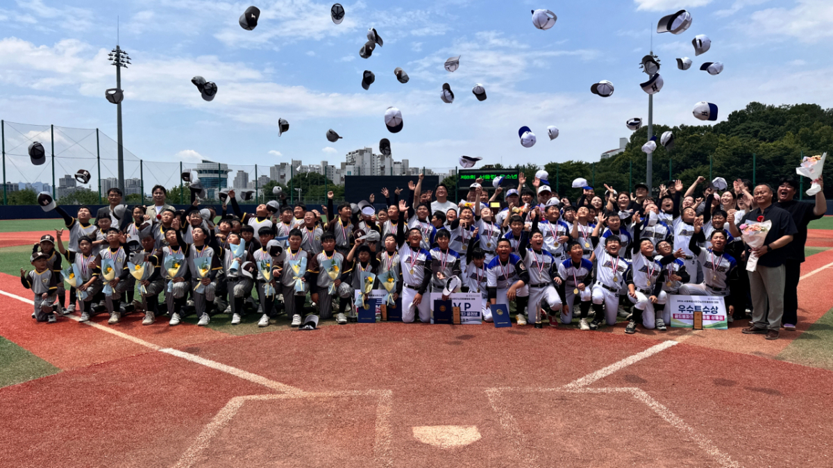 서울 화곡초, 고명초 선수들이 9일 서울 구의야구장에서 끝난 '2026 제8회 서울컵 유소년 야구대회'를 마치고 기념사진을 찍었다. /사진=서울시야구소프트볼협회 제공