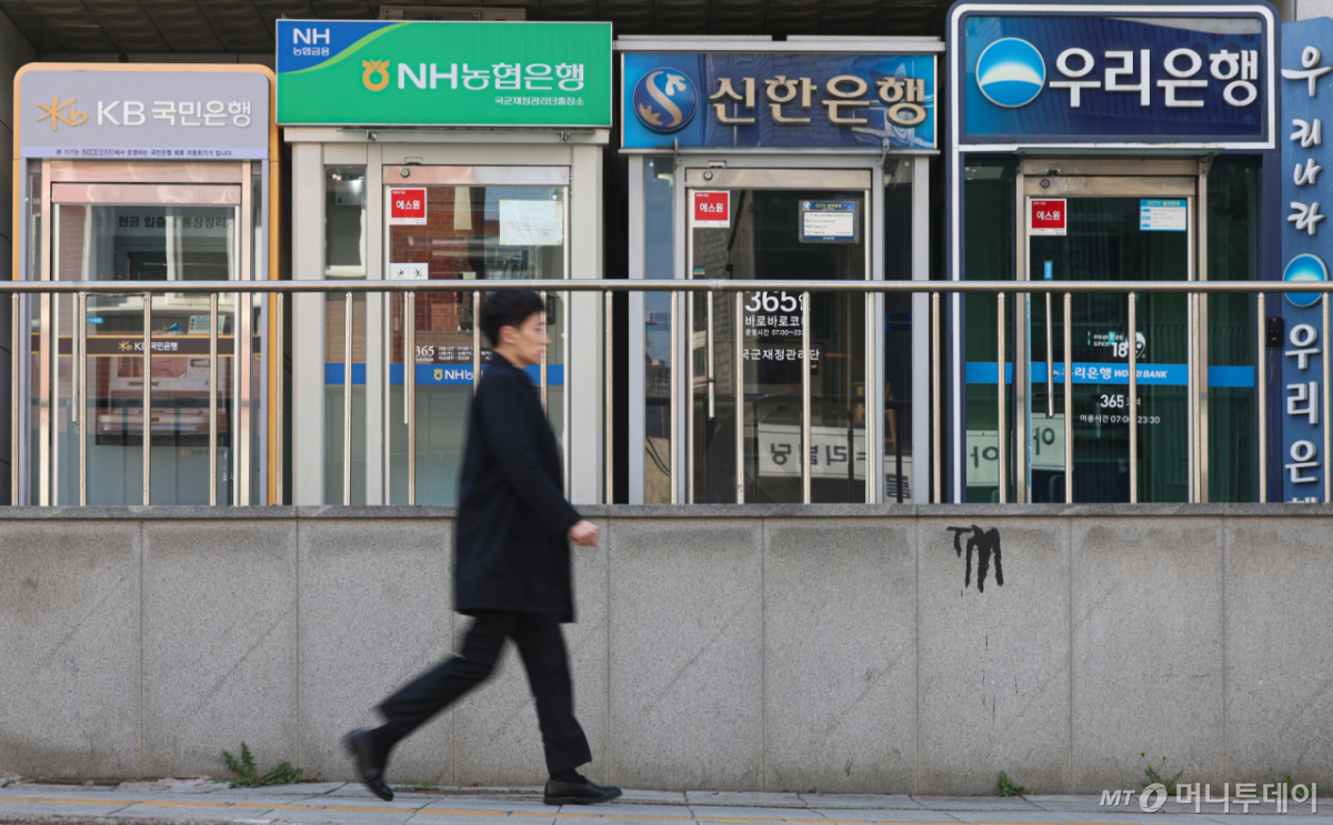 서울 시내 마련된 주요 은행 ATM 모습. 2026.04.12. kch0523@newsis.com /사진=권창회