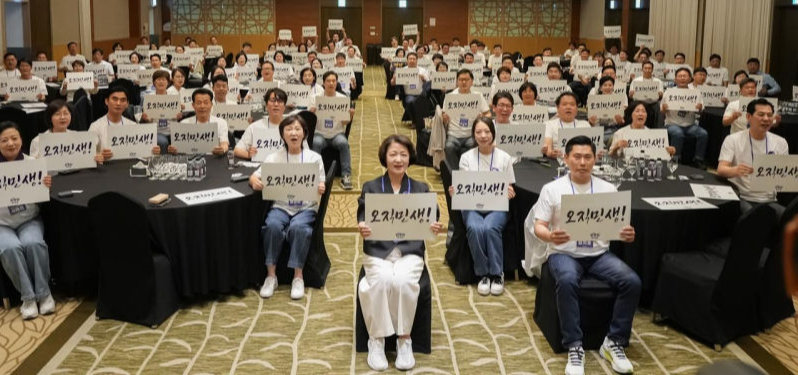 추미애 경기도지사 당선인이 민주당 경기도당 제9회 전국동시지방선거 광역·기초의원 당선자 워크숍에서 140여명의 광역의원들과 민생정치를 다짐하는 퍼포먼스를 하고 있다. /사진제공=민주당 경기도당