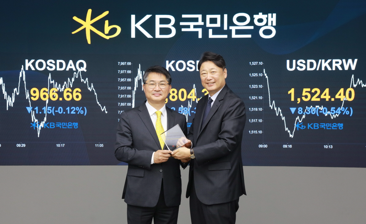 10일 서울 여의도 KB국민은행 딜링룸에서 열린 디지털 채권 발행을 위한 서명식에 참여한 이상호 HSBC증권 서울지점 대표(오른쪽)와 이성희 KB국민은행 자본시장사업그룹 부행장(왼쪽)이 기념촬영을 하고 있다./사진제공=KB국민은행