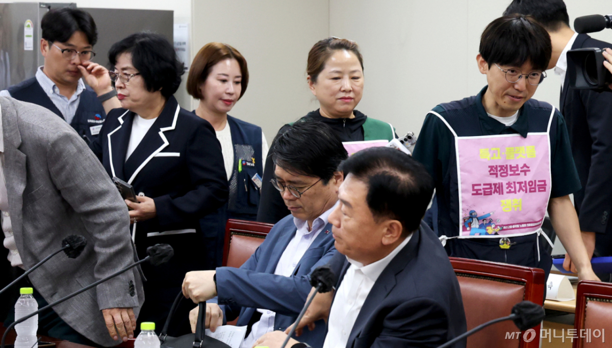 (세종=뉴스1) 김기남 기자 = 9일 세종시 정부세종청사 최저임금위원회에서 열린 2027년도 최저임금위원회 4차 전원회의에 근로자위원들이 '특고·플랫폼 적정보수, 도급제 최저임금 쟁취' 문구를 착용하고 회의에 임하고 있다. 2026.6.9/뉴스1 Copyright © 뉴스1. All rights reserved. 무단 전재 및 재배포, AI학습 이용 금지. /사진=(세종=뉴스1) 김기남 기자