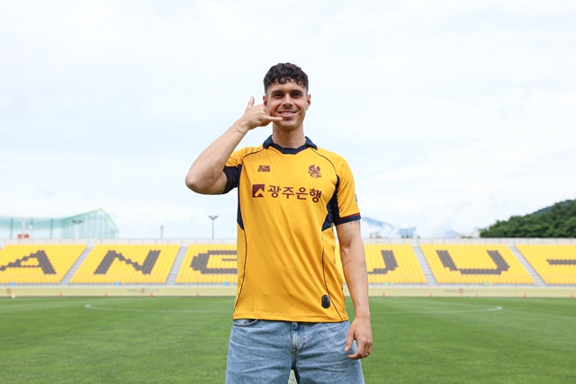 존 아이데일 영입 오피셜. /사진=광주FC 제공