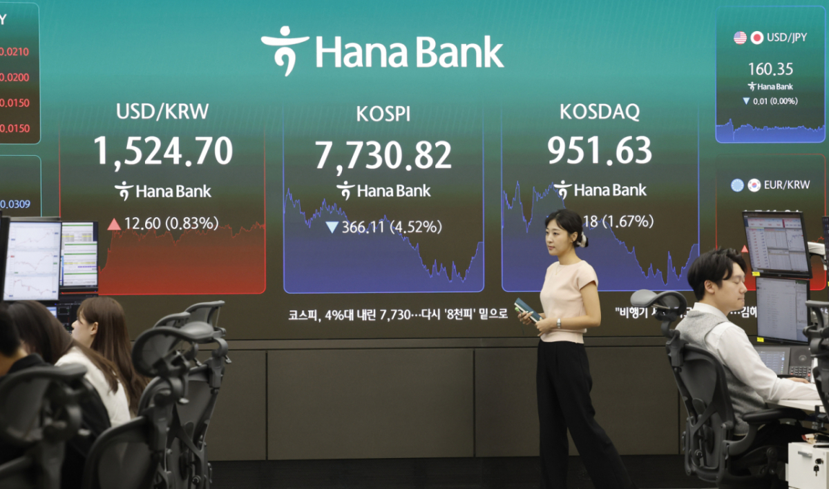 [서울=뉴시스] 김혜진 기자 = 코스피가 전 거래일(8096.93)보다 366.11포인트(4.52%) 내린 7730.82에 마감한 10일 오후 서울 중구 하나은행 딜링룸 전광판에 지수가 표시 되고 있다.    코스닥 지수는 전 거래일(967.81)보다 16.18포인트(1.67%) 하락한 951.63에 거래를 마쳤다. 원·달러 환율은 전 거래일(1512.1원)보다 12.1원 오른 1524.2원에 주간 거래를 마감했다. 2026.06.10. jini@newsis.com /사진=김혜진