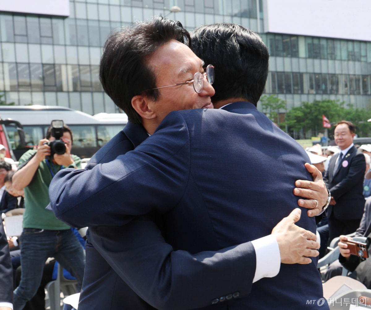 (서울=뉴스1) 김명섭 기자 = 김민석 국무총리와 정청래 더불어민주당 대표가 10일 오전 서울 종로구 광화문광장에서 열린 제100주년 6·10 만세운동 기념식에서 만나 부둥켜 안고 있다. (공동취재) 2026.6.10/뉴스1 Copyright © 뉴스1. All rights reserved. 무단 전재 및 재배포, AI학습 이용 금지. /사진=(서울=뉴스1) 김명섭 기자