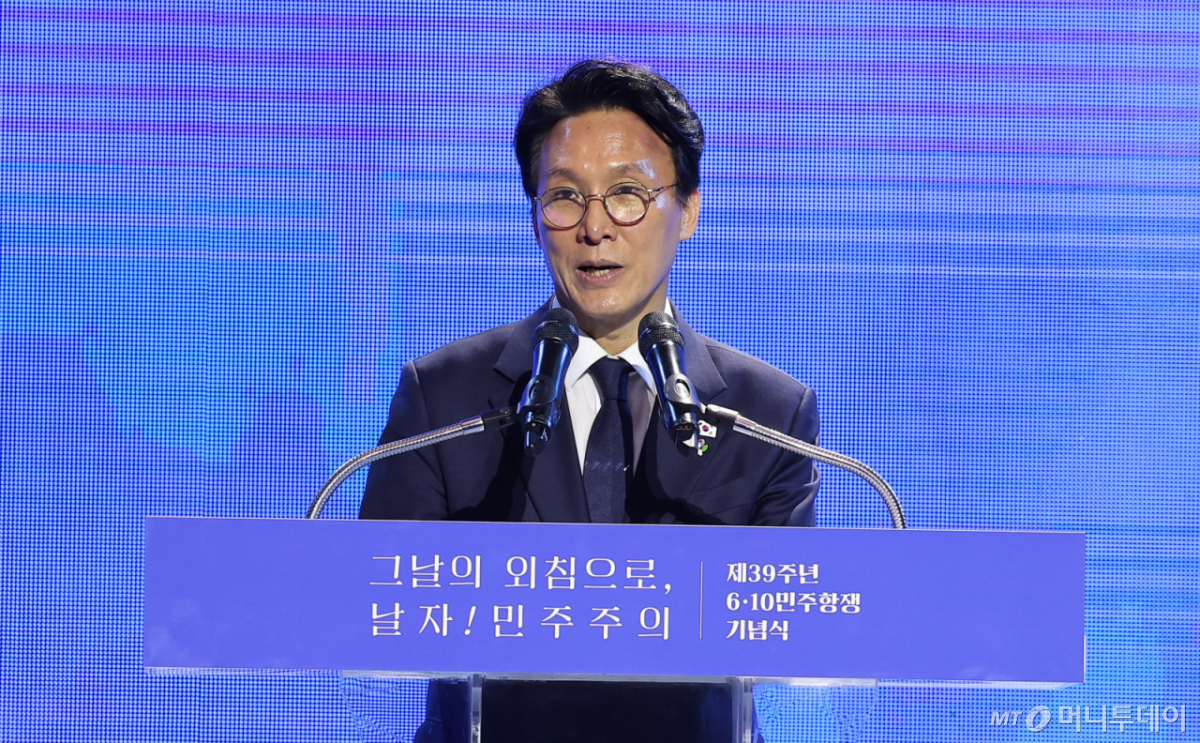 (서울=뉴스1) 김성진 기자 = 김민석 국무총리가 10일 서울 용산구 민주화운동기념관에서 열린 제39주년 6.10 민주항쟁 기념식에서 기념사를 하고 있다. 2026.6.10/뉴스1 Copyright © 뉴스1. All rights reserved. 무단 전재 및 재배포, AI학습 이용 금지. /사진=(서울=뉴스1) 김성진 기자