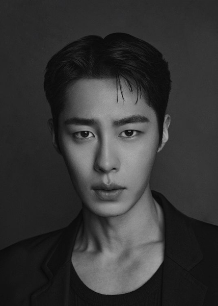 군 복무 중인 배우 이재욱(28)이 가수로 데뷔한다./사진=로그스튜디오