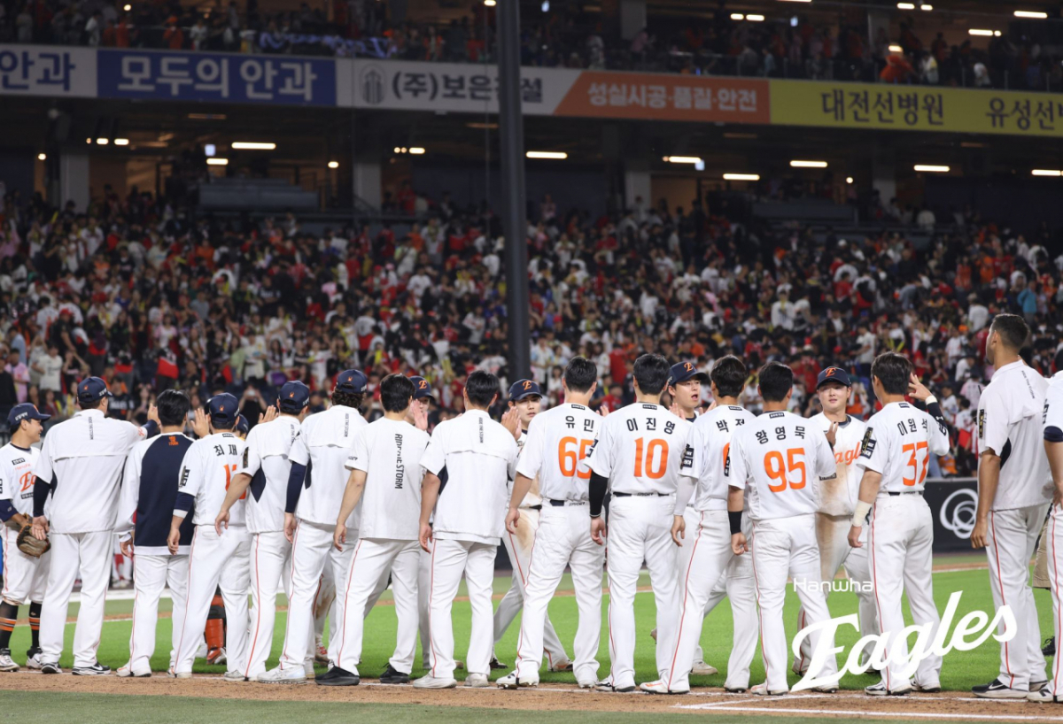 10일 경기 후 기뻐하는 한화 선수단. /사진=한화 이글스 제공