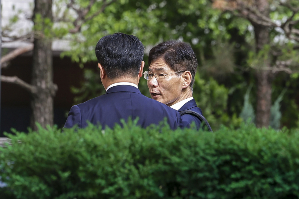 내란부화수행 혐의를 받는 안성식 전 해양경찰청 기획조정관이 지난 1일 경기 과천시 2차 종합특검 사무실로 출석해 조사를 받기 위해 대기하고 있다./사진=뉴시스