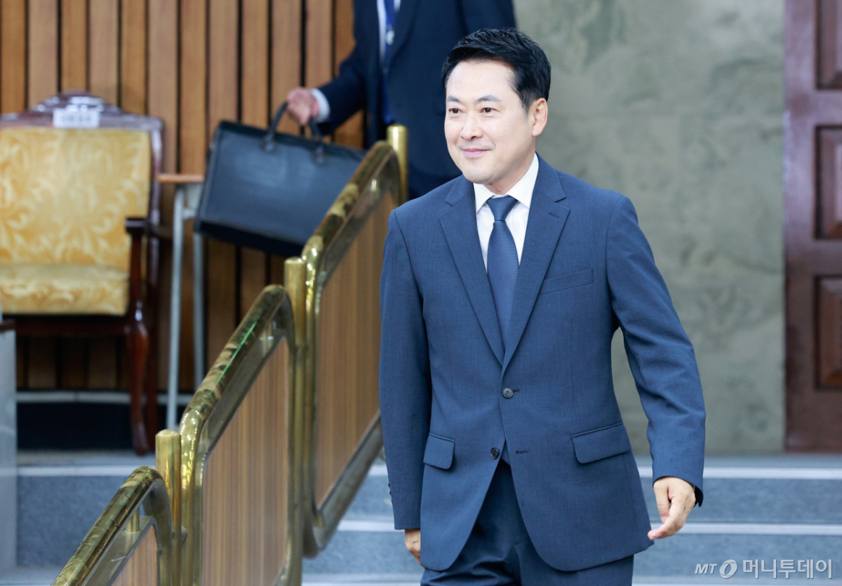 (서울=뉴스1) 안은나 기자 = 장동혁 국민의힘 대표가 10일 오후 서울 여의도 국회에서 열린 '6·3 지방선거 투표용지 부족 사태 관련 국민 참정권 회복을 위한 시국선언 대학생 간담회'에 입장하고 있다. 2026.6.10/뉴스1 Copyright © 뉴스1. All rights reserved. 무단 전재 및 재배포, AI학습 이용 금지. /사진=(서울=뉴스1) 안은나 기자
