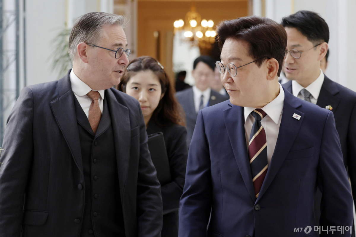 [브뤼셀=뉴시스] 최동준 기자 = G7 정상회의 참석 계기 벨기에를 방문 중인 이재명 대통령이 10일(현지 시간) 브뤼셀 총리관저에서 바르트 드 웨브흐 벨기에 총리와 정상회담장으로 이동하고 있다. 2026.06.10. photocdj@newsis.com /사진=최동준
