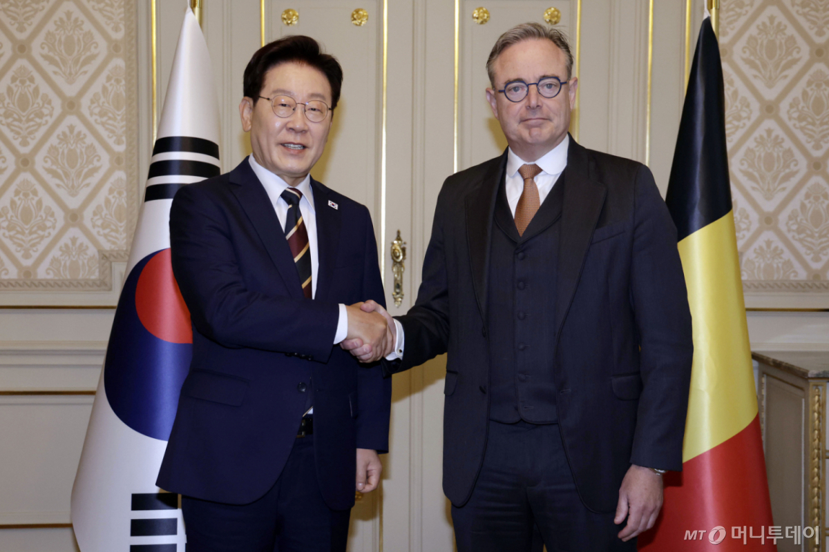 (브뤼셀(벨기에)=뉴스1) 허경 기자 = 이재명 대통령과 바트 드 웨브흐 벨기에 총리가 10일(현지시간) 벨기에 브뤼셀 총리 관저에서 열린 정상회담에 앞서 악수하고 있다  2026.6.10/뉴스1  Copyright © 뉴스1. All rights reserved. 무단 전재 및 재배포,  AI학습 이용 금지. /사진=(브뤼셀(벨기에)=뉴스1) 허경 기자
