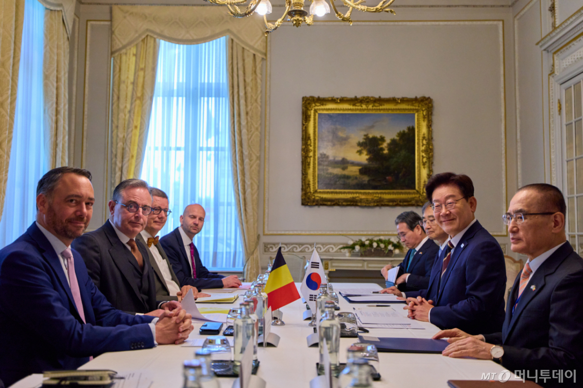 [브뤼셀=뉴시스] 최동준 기자 = G7 정상회의 참석 계기 벨기에를 방문 중인 이재명 대통령이 10일(현지 시간) 브뤼셀 총리관저에서 바르트 드 웨브흐 벨기에 총리와 정상회담을 하고 있다. (공동취재) 2026.06.10. photocdj@newsis.com /사진=