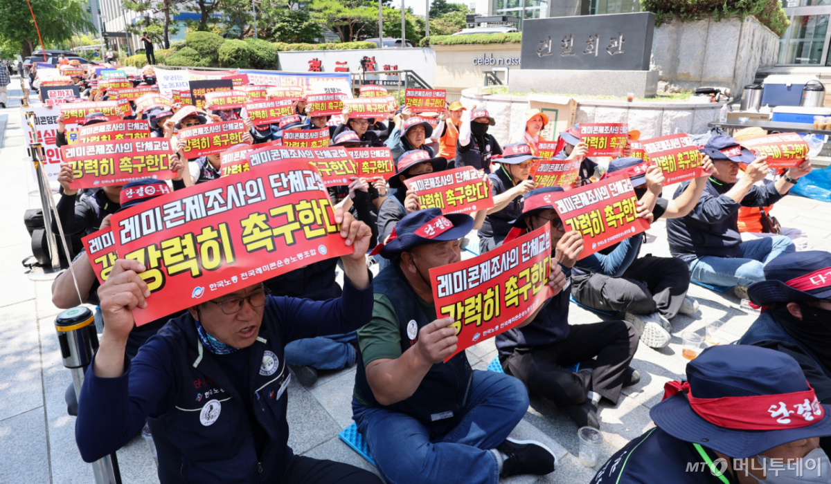 (서울=뉴스1) 최지환 기자 = 레미콘운송노조 노조원들이 9일 서울 강남구 건설회관 앞에서 열린 '건설사의 불공정거래 철폐 촉구 총력 투쟁대회'에서 구호를 외치고 있다. 2026.6.9/뉴스1 Copyright © 뉴스1. All rights reserved. 무단 전재 및 재배포, AI학습 이용 금지. /사진=(서울=뉴스1) 최지환 기자