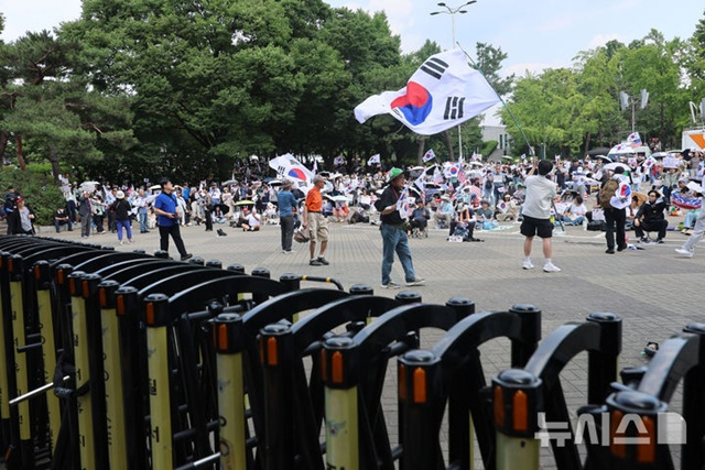 잠실 개표소 봉쇄 시위를 이어가는 시민들. /사진=뉴시스 제공