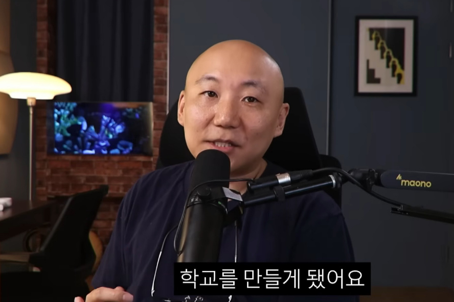 웹툰작가 주호민이 특수학교와 일반학교의 회색지대에 있는 아이들을 위한 대안학교 설립을 준비 중이라고 밝혔다. /사진=유튜브 채널 '주펄' 영상