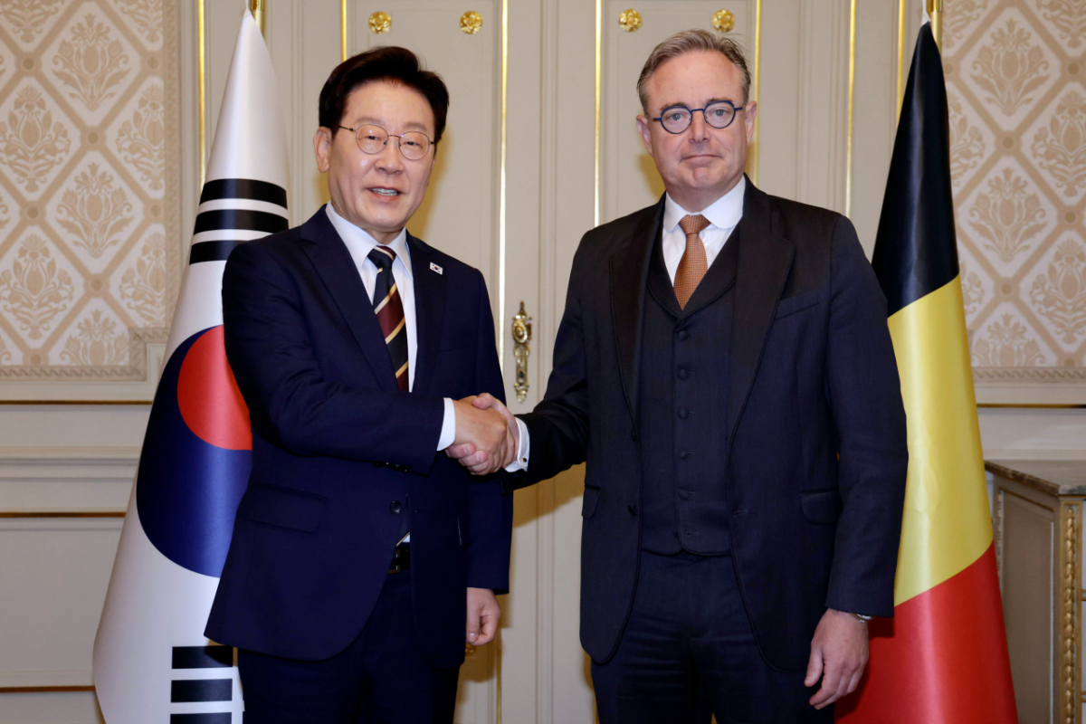 G7 정상회의 참석을 계기로 벨기에를 방문 중인 이재명 대통령이 10일 브뤼셀 총리관저에서 바르트 더 베버르 총리와 정상회담을 하기 앞서 기념촬영을 하고 있다. /브뤼셀(벨기에)=뉴시스