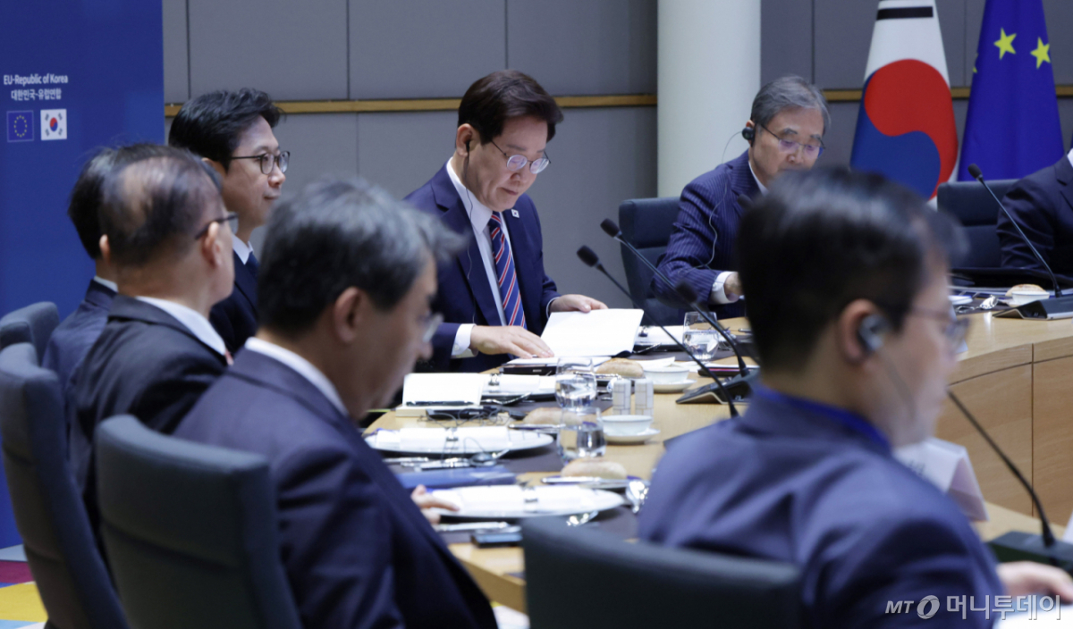 (브뤼셀(벨기에)=뉴스1) 허경 기자 = 이재명 대통령이 10일(현지시간) 벨기에 브뤼셀 유럽연합(EU) 이사회에서 열린 한·EU 확대회담에서 자료를 살펴보고 있다. 2026.6.10/뉴스1 Copyright © 뉴스1. All rights reserved. 무단 전재 및 재배포, AI학습 이용 금지. /사진=(브뤼셀(벨기에)=뉴스1) 허경 기자