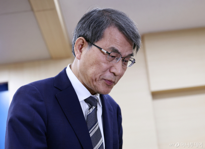 (과천=뉴스1) 구윤성 기자 = 노태악 중앙선거관리위원장이 5일 오후 경기 과천 중앙선관위에서 ‘투표용지 부족 사태’ 관련 대국민 사과를 마치고 회견장을 나서고 있다. 2026.6.5/뉴스1 Copyright (C) 뉴스1. All rights reserved. 무단 전재 및 재배포, AI학습 이용 금지. /사진=(과천=뉴스1) 구윤성 기자
