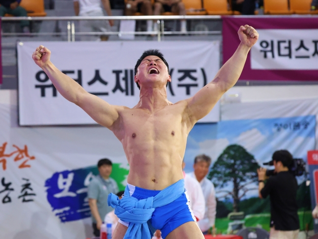 전성근이 10일 충청북도 보은군 보은국민체육센터에서 열린 '위더스제약 2026 보은단오장사씨름대회' 소백장사(72㎏ 이하) 결정전(5판 3선승제)에서 우승을 차지하고 포효하고 있다. /사진=대한씨름협회 제공