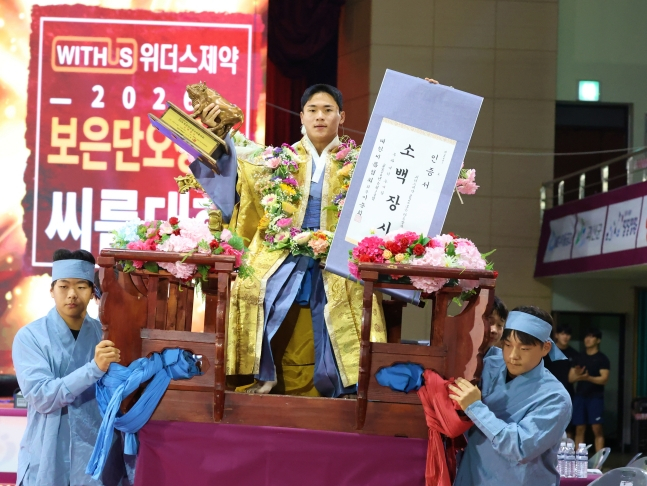 전성근(가운데)이 10일 충청북도 보은군 보은국민체육센터에서 열린 '위더스제약 2026 보은단오장사씨름대회' 소백장사(72㎏ 이하) 결정전(5판 3선승제)에서 우승을 꽃가마를 타고 세리머니를 하고 있다. /사진=대한씨름협회 제공