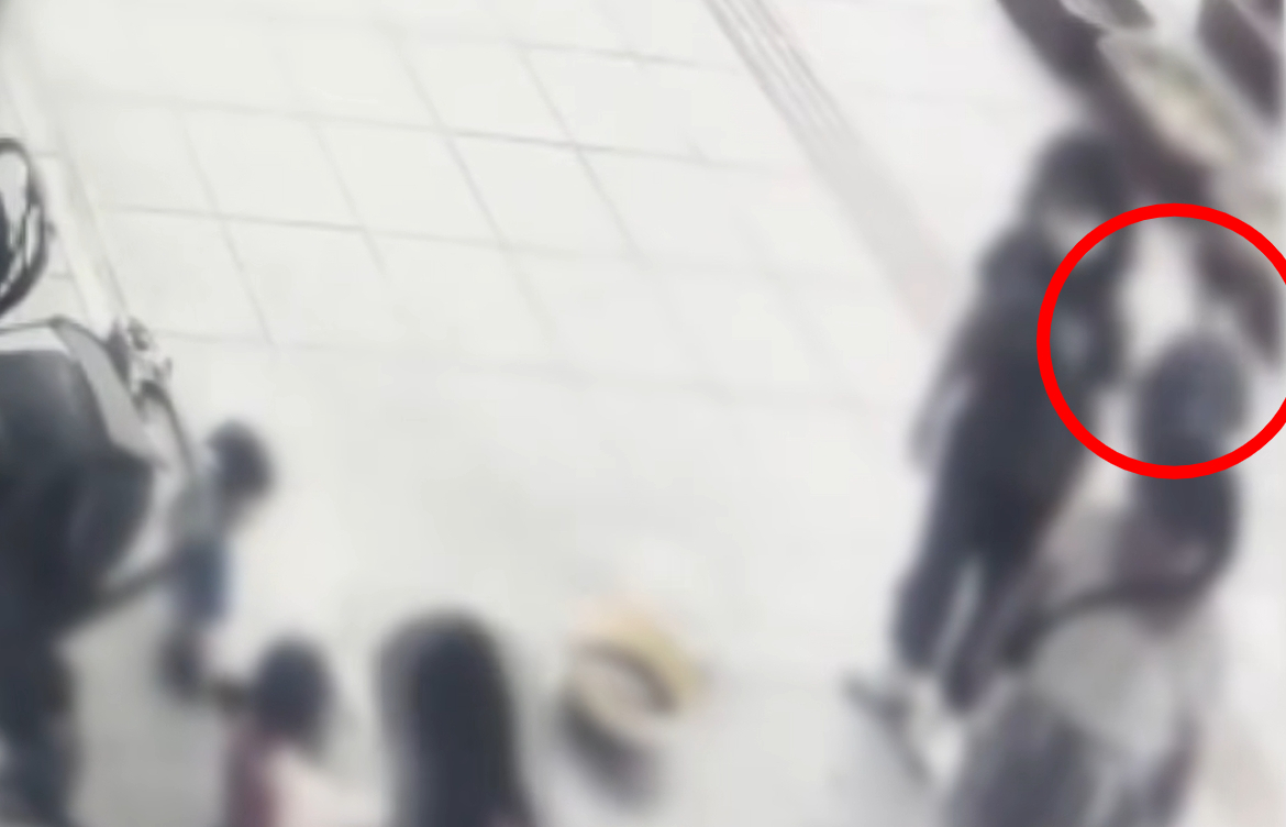 지난 5일 오전 서울 한 어린이집 인근에서 야외수업 도중 25개월 아동이 이탈했지만 교사들은 이를 보지 못했다/사진=JTBC '사건반장'