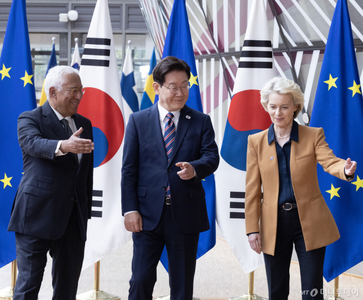 G7 정상회의 참석 계기 벨기에를 방문 중인 이재명 대통령이 10일(현지 시간) 브뤼셀 유럽 연합(EU) 이사회에서 열린 환영식에서 유럽 연합 안토니우 코스타 정상회의 상임의장, 우르술라 폰 데어 라이엔 집행위원장과 정상회담장으로 이동하고 있다. 2026.06.10. /사진=뉴시스