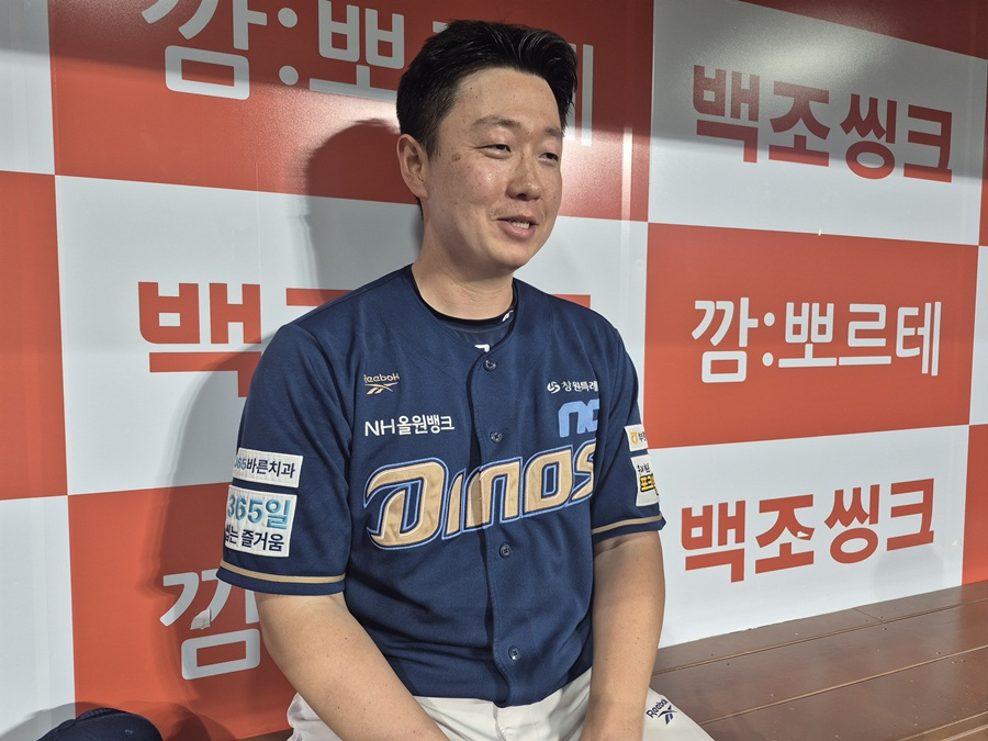 NC 배재환이 10일 키움전 승리 후 인터뷰를 하고 있다. /사진=신화섭 기자