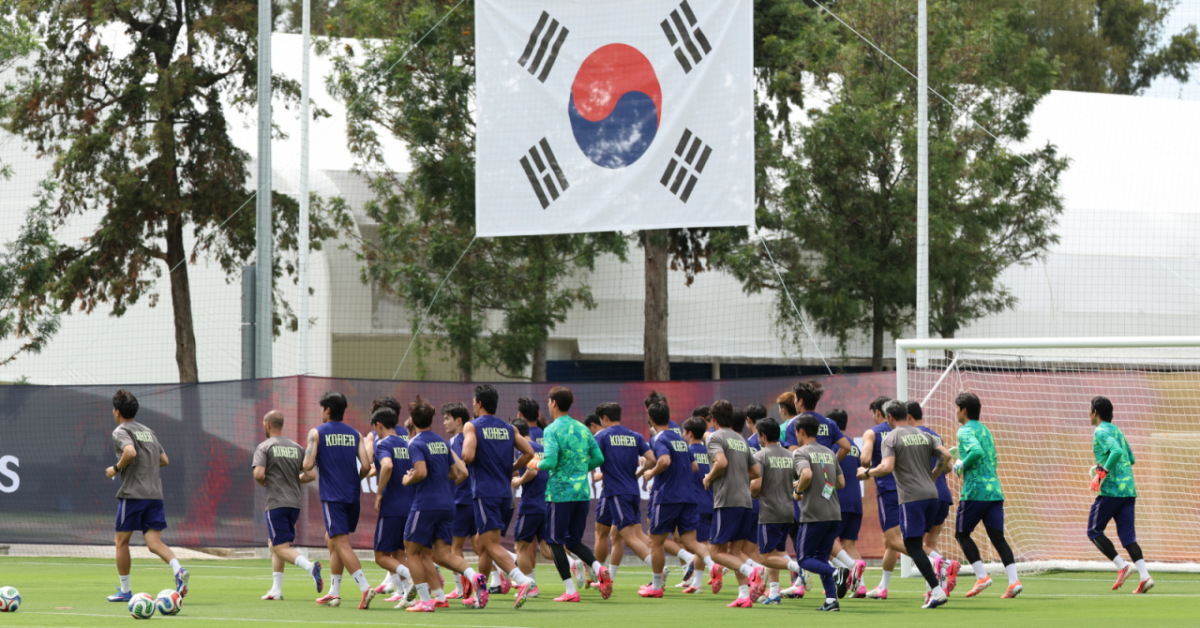 대한민국 축구 국가대표팀이 2026 북중미월드컵을 닷새 앞두고 6일 멕시코 과달라하라 치바스 바예베르데에서 첫 훈련을 진행했다. 태극전사들이 러닝 훈련을 하고 있다. 홍명보호는 오는 6월 12일 오전 11시(한국시간) 체코와 운명의 조별리그 1차전, 그리고 일주일 뒤인 19일 오전 10시 개최국 멕시코와 분수령이 될 2차전을 이곳 과달라하라에서 치른다. /사진=김진경 kim.jinkyung@