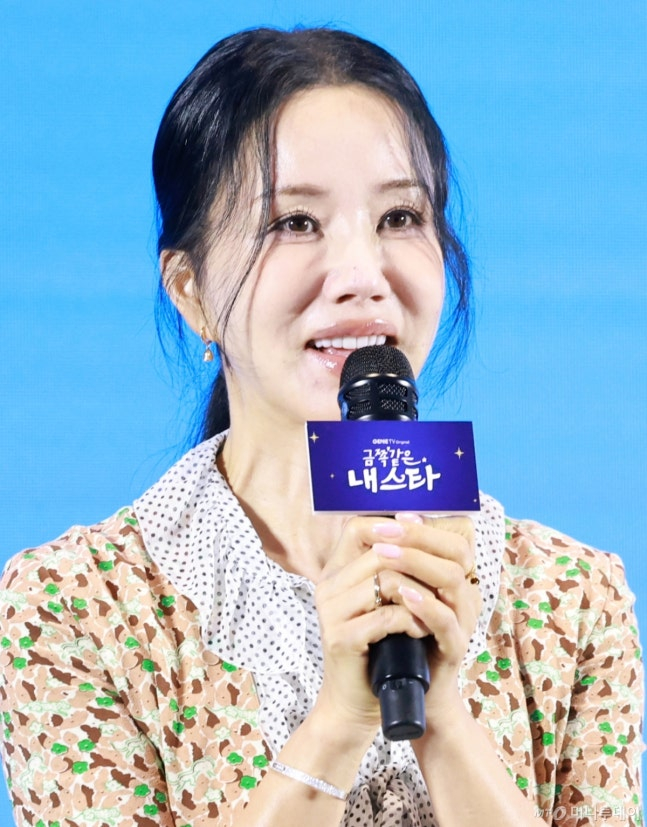 가수 겸 배우 엄정화(56)가 집 안에서도 선크림을 챙겨 바른다고 밝혀 눈길을 끌고 있다./사진=머니투데이DB