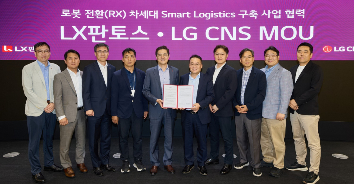 1일 LG CNS 본사에서 열린 '차세대 스마트물류 구축 업무협약식'에서 LG CNS 이준호 전무(오른쪽 다섯 번째), 박상균 전무(오른쪽 네 번째), LX판토스 어재혁 부사장(왼쪽 다섯 번째)을 비롯한 양사 임직원들이 기념촬영을 하고 있다. 2026.06.11./사진제공=LG CNS