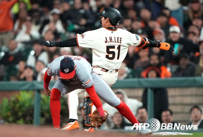 이정후가 11일(한국시간) 미국 샌프란시스코 오라클파크에서 열린 2026 MLB 정규시즌 워싱턴과 홈경기에서 안타를 치고 1루에 들어오고 있다. /AFPBBNews=뉴스1