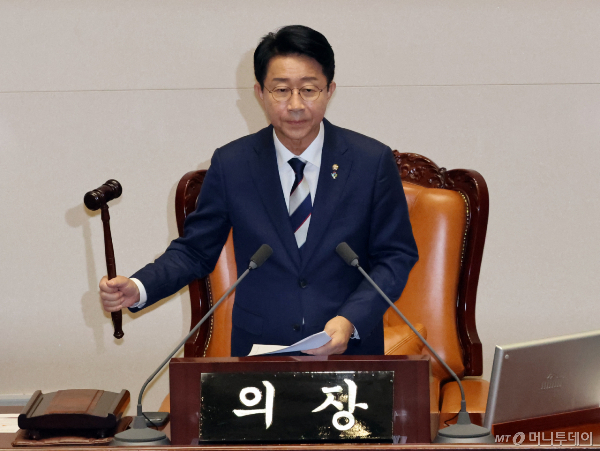 (서울=뉴스1) 황기선 기자 = 조정식 신임 22대 국회 후반기 국회의장이 5일 오후 서울 여의도 국회 본회의장에서 열린 제436회 국회(임시회) 제1차 본회의에서 의사봉을 두드리고 있다. 2026.6.5/뉴스1 Copyright © 뉴스1. All rights reserved. 무단 전재 및 재배포, AI학습 이용 금지. /사진=(서울=뉴스1) 황기선 기자