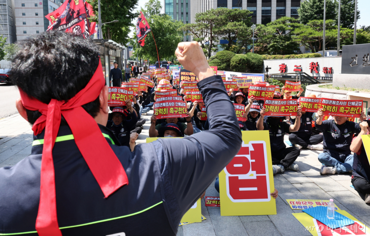 (서울=뉴스1) 최지환 기자 = 레미콘운송노조 노조원들이 9일 서울 강남구 건설회관 앞에서 열린 '건설사의 불공정거래 철폐 촉구 총력 투쟁대회'에서 구호를 외치고 있다. 2026.6.9/뉴스1 Copyright © 뉴스1. All rights reserved. 무단 전재 및 재배포, AI학습 이용 금지. /사진=(서울=뉴스1) 최지환 기자