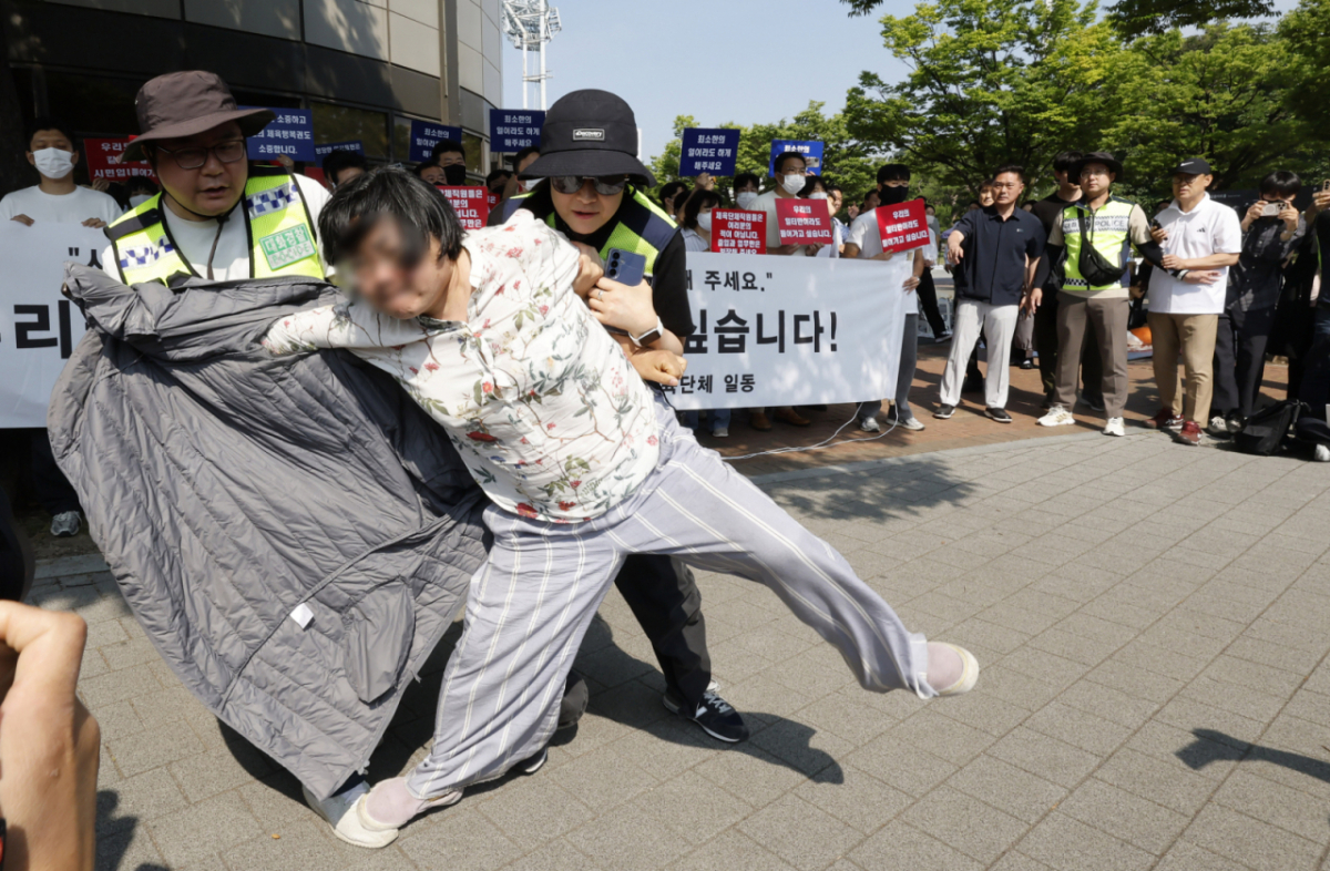 잠실 개표소 봉쇄 시위 7일 차인 11일 올림픽공원 핸드볼경기장 입주 체육단체 직원들이 서울 송파구 올림픽공원 핸드볼경기장 앞에서 업무 정상화 호소문을 발표하고 있다./사진=뉴시스.