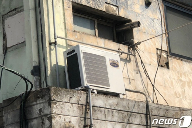 아파트 외벽에 설치된 에어컨 실외기 참고 이미지. 기사와 직접적 관련 없음. /사진=뉴스1